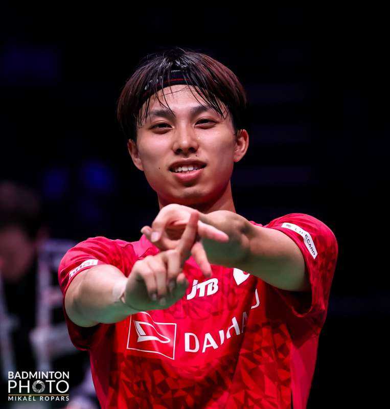 桌上占据主 桌上占据主